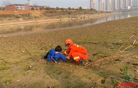 河滩游玩长沙女孩被困淤泥中，消防提醒：已有多人被困-三湘都市报