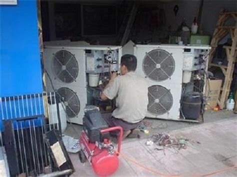 空调修理机修屋顶空调系统的年轻维修员高清图片下载-正版图片502887091-摄图网