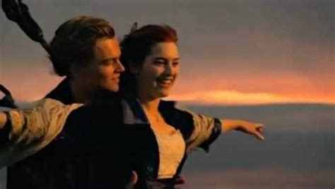 泰坦尼克号：杰克与露丝在船头拥抱，这是整部电影最难忘的片段