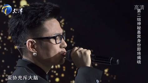 深圳40岁街头歌手：一天收入从两三百到几块钱不等_坪山新闻网