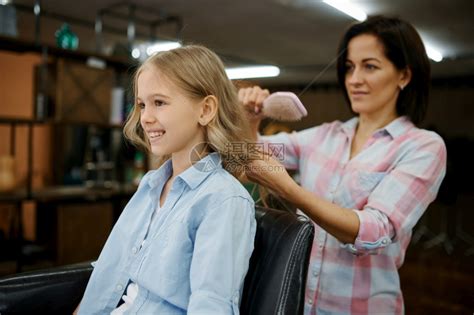 母亲和女儿在发廊做型妈和小女孩一起玩理发师快乐的童年迷人家庭母亲和女儿在发廊做型高清图片下载-正版图片306802789-摄图网
