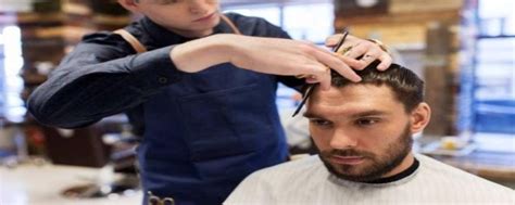 理发图片-帅哥理发师为男性客户剪头发素材-高清图片-摄影照片-寻图免费打包下载