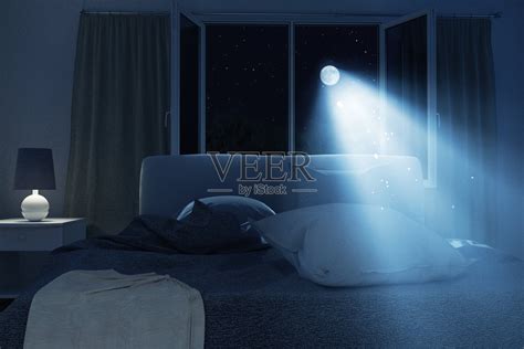 在满月的夜晚，卧室与未做和皱褶的床的3d渲染照片摄影图片_ID:313158527-Veer图库