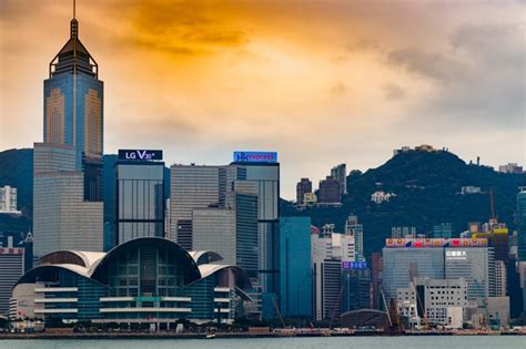 从过去5年的数据，来看香港资本市场「再融资」的规模、速度和多样性 香港上市公司IPO之后再融资，有个叫“闪电配售”：在当天的股市收市之后，不用 ...
