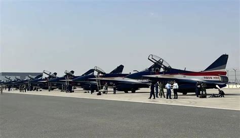 到了！中国空军八一飞行表演队抵达阿联酋迪拜_京报网