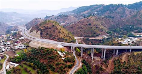 中巴经济走廊: 巴基斯坦白沙瓦至卡拉奇间高速公路正在建设
