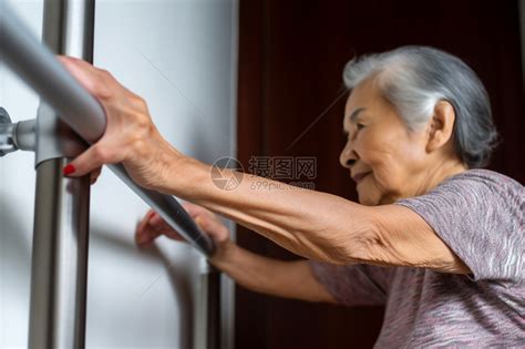 老奶奶做康复训练高清图片下载-正版图片600340536-摄图网