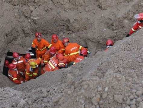 近日，辉县市非煤矿产资源专项治理行动指挥部成功 打击一处非法盗采砂石混料点，并对盗采人员依法拘留