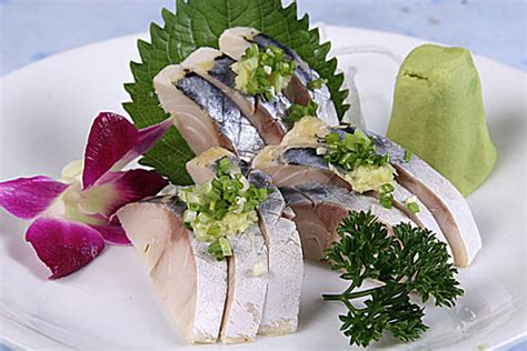 海鲜餐厅背景新鲜鲭鱼和多拉鱼在棕色桌子上的木板上健康食品的有机烹饪原料顶视高清图片下载-正版图片507406845-摄图网