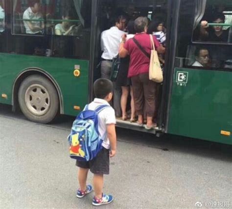济南早晚高峰挤公交：马路中间等车，孩子挤得哇哇哭 - 中国日报网