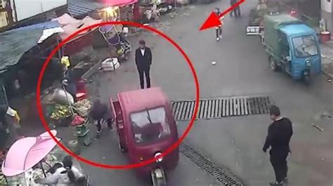 男子碰瓷过往车辆还殴打司机，被刑事拘留_凤凰网视频_凤凰网