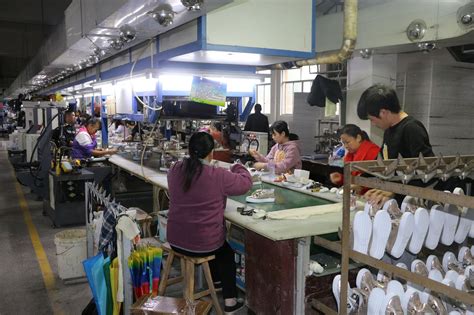 这是温州最大的鞋业生产基地，鞋厂里的工人来自全国各地