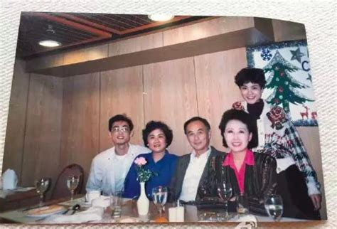 王菲昔日全家福曝光：在照片中，王菲与爸爸、妈妈和哥哥同框出镜-新闻资讯-高贝娱乐