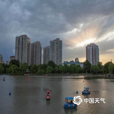 北京降雨乌云密布 下午两点如同深夜(组图) - 青岛新闻网