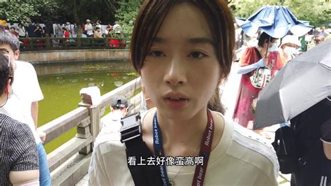 20岁1米7杭州临安区女生在相亲角谈择偶：做短视频 看重品行！-直播吧