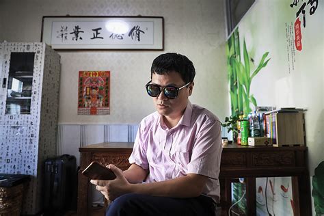 双目失明熊黛林图片