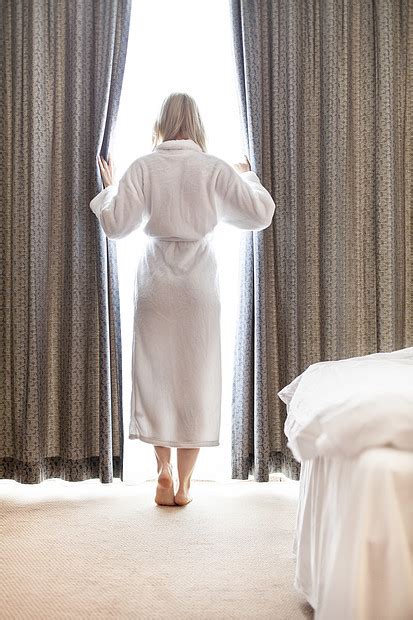 穿着浴袍的轻女人酒店房间打开卧室窗帘高清图片下载-正版图片300643617-摄图网