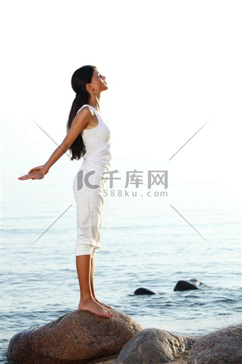 在海洋沙滩上冥想美女瑜珈高清摄影大图-千库网