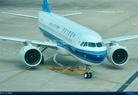 一比一真实飞行模拟驾驶舱，驾驶操作感与真实飞机无异：杭州首家真机操作飞行器来了！网红们纷纷打卡！_机舱