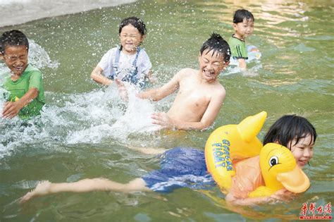 小孩子学游泳高清摄影大图-千库网