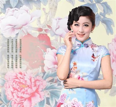 温柔卷发旗袍女生头像
