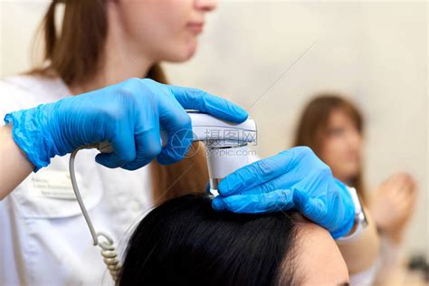 头皮发和皮肤的显微镜检查高清图片下载-正版图片503822543-摄图网
