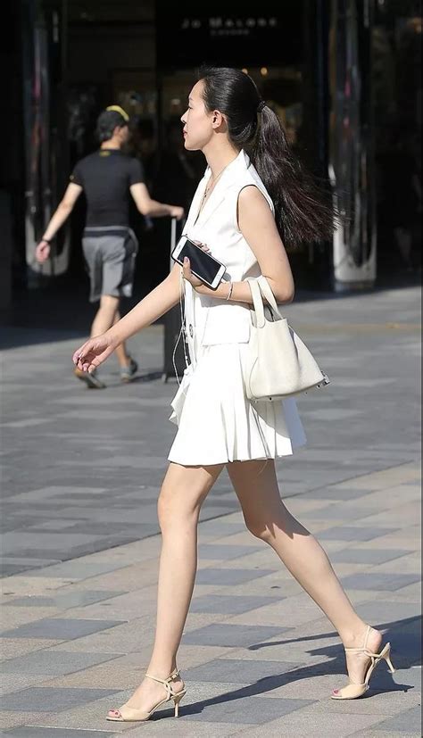 街拍 连衣裙凸显了美女婀娜多姿的好身材 个个像白衣仙女一样