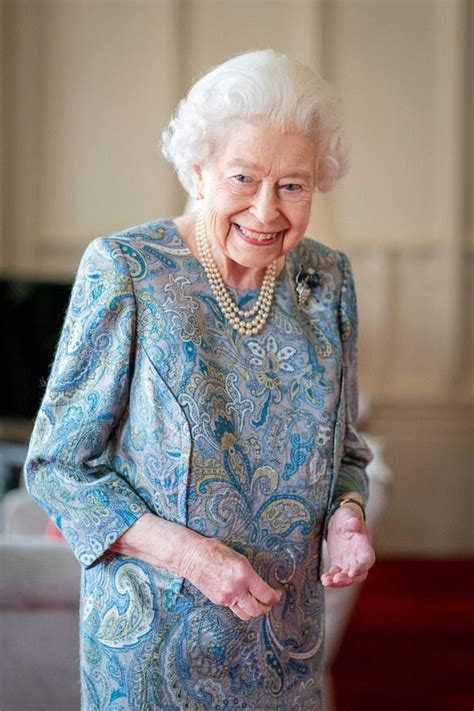 女王伊丽莎白二世最时尚剪影_风格示范_潮流服饰频道_VOGUE时尚网