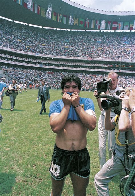 经典回顾：1986年世界杯，马拉多纳连过5人，绝世“上帝之手”！……_新浪新闻