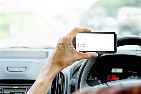 开车时，如何使用手机导航才不违法？ - 知乎