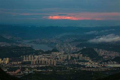 震撼！山顶俯瞰重庆万州，高楼大厦云雾缭绕夕阳西下，你喜欢吗？