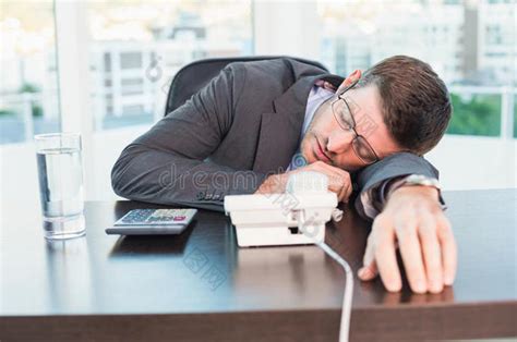 精疲力竭的商人睡在办公桌旁-包图企业站
