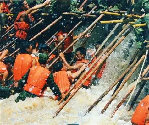 1998年特大洪水珍贵照片，看过的人都哭了，为解放军战士骄傲