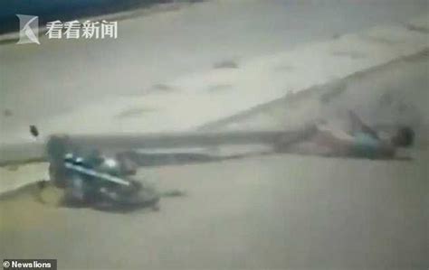 漳州一男子骑车被飞来货物砸头，因戴头盔安然无恙_凤凰网视频_凤凰网