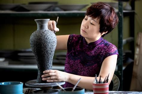 “中国陶瓷日”首款纪念瓷开窑仪式在汝州举行_中华陶瓷网