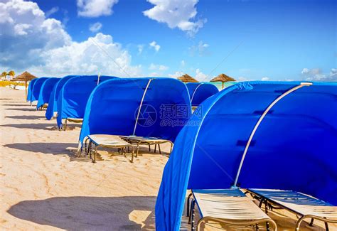 蓝色海滩避难所和伞状保护在阴高清图片下载-正版图片505393369-摄图网