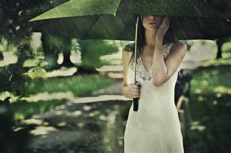 雨中风景还是雨中背影,一个人在雨中的背影,雨中漫步的背影_大山谷图库
