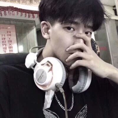 非主流头像侧脸男孩