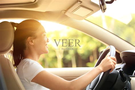 开车的女人靠近开车的女人的手高清图片下载-正版图片300325143-摄图网