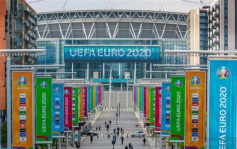 柏林奥林匹克体育场展示2024欧洲杯标志，融合各成员国旗色彩-直播吧zhibo8.cc