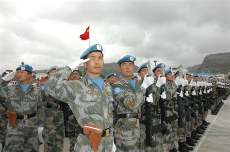 中国赴黎维和部队官兵荣获联合国“和平荣誉”勋章|联合国|勋章|李岗_新浪新闻