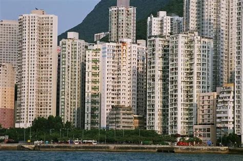 香港房子非常密集，而且房价是世界第二高，其实香港还有大片农田