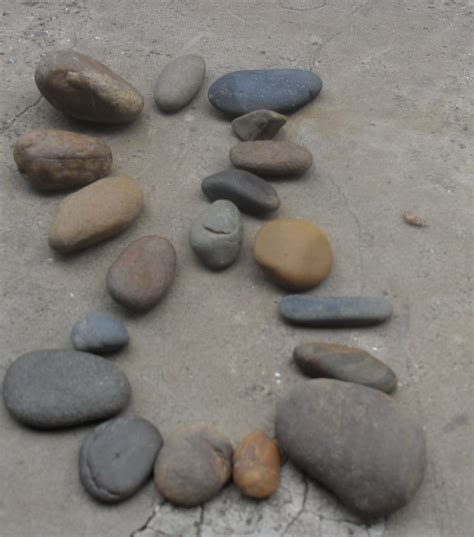 小孩玩石头,子玩石头,搬石头的故事_大山谷图库