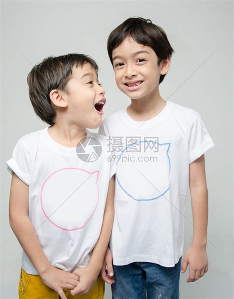 小兄妹男孩在一起的白衬衫高清图片下载-正版图片502465463-摄图网