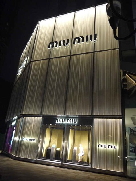 巴黎MIU MIU旗舰店，这一次颜色又变了 – 米尚丽零售设计网 MISUNLY- 美好品牌店铺空间发现者
