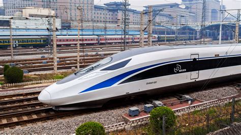 中国制造再次突破，研发全球最快高铁列车，时速620公里堪比飞机