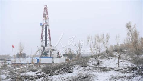 新疆克拉玛依：石油工人井场战冰雪-人民图片网