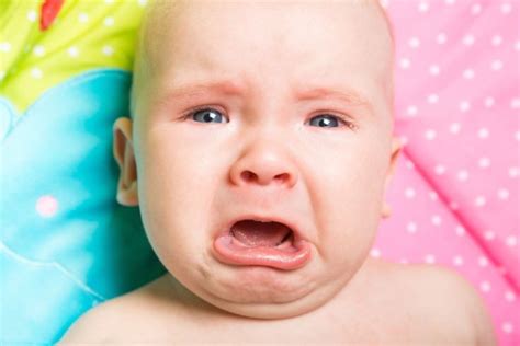 新生儿吃奶时哭闹挣扎 看看是不是这些原因引起的 - 米粒妈咪