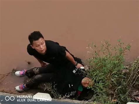 女子落水被急流冲走，危急时刻，民警纵身跳河…-丽江热线-上 ...