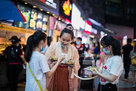 重庆：“夜经济”人气渐旺-人民图片网
